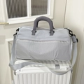 Borsa da viaggio grigia capiente con trama a quadretti sopra una valigia - Grigio