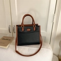 Bolso tote grande de cuero sintético en contraste con correas marrones en sofá - Negro