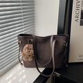 Bolso tote grande de ante marrón vintage con colgante de oso y cordones laterales suaves - Con Colgante / Marrón