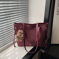 Bolso tote vintage color burdeos en ante mate con colgante de oso para el día a día - Con Colgante / Burdeos