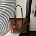 Braune Shopper-Tasche für Damen mit Leopardenmuster und Teddybär-Anhänger im Lifestyle - Braun mit Anhänger