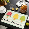 Dettaglio della tovaglietta in lino con scritta Hello Summer e stampe di gelati su legno - Ghiaccioli a Righe Hello Summer (Stile-7)