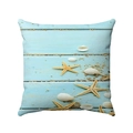 Detalle de funda de cojín con estampado de estrella de mar y conchas en madera azul - 45x45cm / Estilo Concha Estrella Madera (Estilo-10)