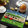 Dettaglio della tovaglietta in lino con illustrazione di camper e testo personalizzato - Stile Tema Nomade Camper