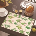 Tovaglietta in lino con stampa di cactus e fiori su un tavolo rustico in legno - Cactus e Fiori Pastorali Freschi (Stile-10)