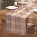 Dettaglio di runner da tavola in lino a quadri su tavolo in legno scuro - Tartan Colorato