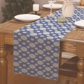 Dettaglio del runner da tavola blu navy con pois grigi posizionato su un tavolo di legno - Pois Blu Notte e Grigio