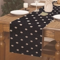 Chemin de table noir élégant à pois blancs sur une table à manger en bois rustique - Pois Classiques Noir et Blanc