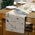 Runner da tavola in lino con uccelli e motivi vegetali su tavolo in legno scuro - Stile Floreale Uccello Blu