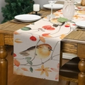 Dettaglio del runner da tavola in lino con foglie autunnali e uccelli su tavolo in legno - Stile Autunno Foglia di Acero Uccello