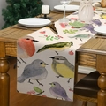 Dettaglio del runner da tavolo in lino con uccelli della foresta e bacche dipinti - Stile Acquerello Uccello Colorato Bacche