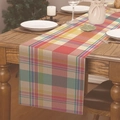 Chemin de table à carreaux colorés en lin sur une table avec décorations de fête - Carreaux Vintage Rouge et Bleu