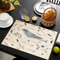 Tovaglietta in lino con stampe di uccelli e fiori su un tavolo in legno scuro - Stile Floreale Uccello Blu (cd-1-1)
