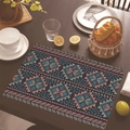 Tovaglietta boho in lino con motivo etnico rosa e blu su tavolo in legno scuro - Geometrico Rosa Scuro Ciano (Stile-20) / 30x45cm