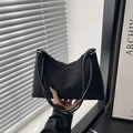 Bolso tote negro texturizado con patrones rectangulares y correas de cadena de plata fina - Negro