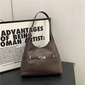 Dunkelbraune gewebte Hobo-Schultertasche mit goldener Schnalle und eleganter Textur - Braun