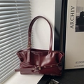 Sac fourre-tout minimaliste bordeaux en cuir PU avec ceintures à œillets métalliques chic - Rouge
