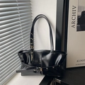Sac fourre-tout minimaliste en cuir noir avec détails œillets argentés et longues anses - Noir