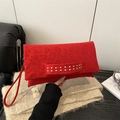 Pochette leopardata rossa con borchie dorate e texture scamosciata su sfondo in maglia - Rosso