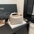 Bolso de hombro minimalista en cuero sintético crema con detalles dorados elegantes - Blanco Roto