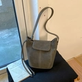 Retro taupefarbene Beuteltasche aus Leder mit Kontrastnähten und Schultergurt für den Alltag - Standard / Grün