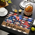 Sottopiatto gnomi patriottici con motivo a quadri e scritta Welcome sulla tavola - Stile Tre Gnomi Welcome (Stile-10)