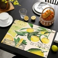 Tovaglietta in lino con motivi al limone e testo su tavolo in legno scuro - Ricetta Limonata Fatta in Casa (Stile-8)