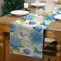 Runner da tavola in lino con ortensie blu e farfalle posizionato su tavolo in legno - Stile Elegante Farfalla Ortensia / 45x30cm