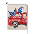 Bandiera da giardino patriottica del 4 luglio con camion rosso e gnomo su supporto nero - Stile Gnomo con Pickup