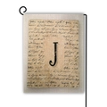 Dettaglio bandiera da giardino in lino con lettera J e trama di scrittura vintage su iuta - Stile J / 45*30cm