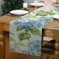 Runner da tavola estivo in lino con motivi di ortensie blu e base beige testurizzata - Stile Ortensia Fresca / 45x30cm