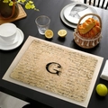 Tovaglietta in lino con lettera G su tavolo in legno per decorazione di cucina - Lettera G