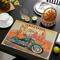 Dettaglio di una tovaglietta in lino con moto vintage su un tavolo da pranzo nero - Moto del Deserto dell'Arizona