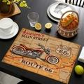 Dettaglio della tovaglietta vintage Route 66 con moto e trama di lino su tavolo nero - Cultura Motociclistica della Route 66