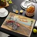 Dettaglio della tovaglietta in lino con moto americana retrò su tavolo in legno scuro - Moto Cruiser Rossa