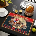 Dettaglio ravvicinato di una tovaglietta vintage in lino con moto su tavolo rustico - Pin-up Girl con Moto