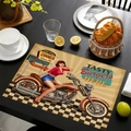 Dettaglio della stampa moto vintage su tovaglietta in lino con scritte burger rétro - Biker Girl Pop Art