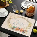 Leinen Tischset mit blauem Joy Schriftzug und Küstenkranz auf dunklem Holztisch - Freude Meereselemente Stil (cd-1)