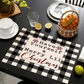 Detalle de mantel individual navideño a cuadros con letras festivas en mesa de madera - Estilo de Saludo Navideño (款式-2)