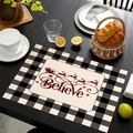 Detalle de mantel individual de lino navideño con estampado Believe y renos rojos - Estilo Believe Navidad (款式-3)