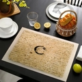 Set de table en lin avec impression lettre C vintage sur fond rustique - Lettre C