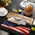 Tovaglietta in lino con bandiera americana e aquila We the People sul tavolo nero - Stile Costituzione We the People (Stile-13)