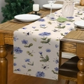 Runner da tavola in lino con fiori blu e viola su un tavolo da pranzo in legno scuro - Farfalla Floreale Blu Viola