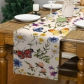 Dettaglio del runner da tavolo in lino con motivi a fiori colorati e farfalle - Farfalla Multicolore Floreale Naturale