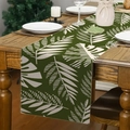 Detail van linnen tafelloper met tropisch groen en wit bladpatroon op houten tafel - Groen Monstera Blad (Stijl 6)