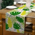 Detailopname van palm- en monstera-bladeren op een beige linnen tafelloper - Beige Regenwoud (Stijl 7)