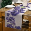 Runner da tavola in lino con stampa anemone viola su tavolo in legno scuro rustico - Anemone Viola