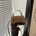 Bolso cuadrado pequeño marrón minimalista con solapa ondulada y correa ajustable - Marrón