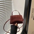 Bolso de mano minimalista burdeos para mujer en ante con solapa ondulada y bandolera - Rojo