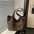Borsa tote alla moda con stampa leopardata, manici in pelle marrone e fibbie dorate - Marrone